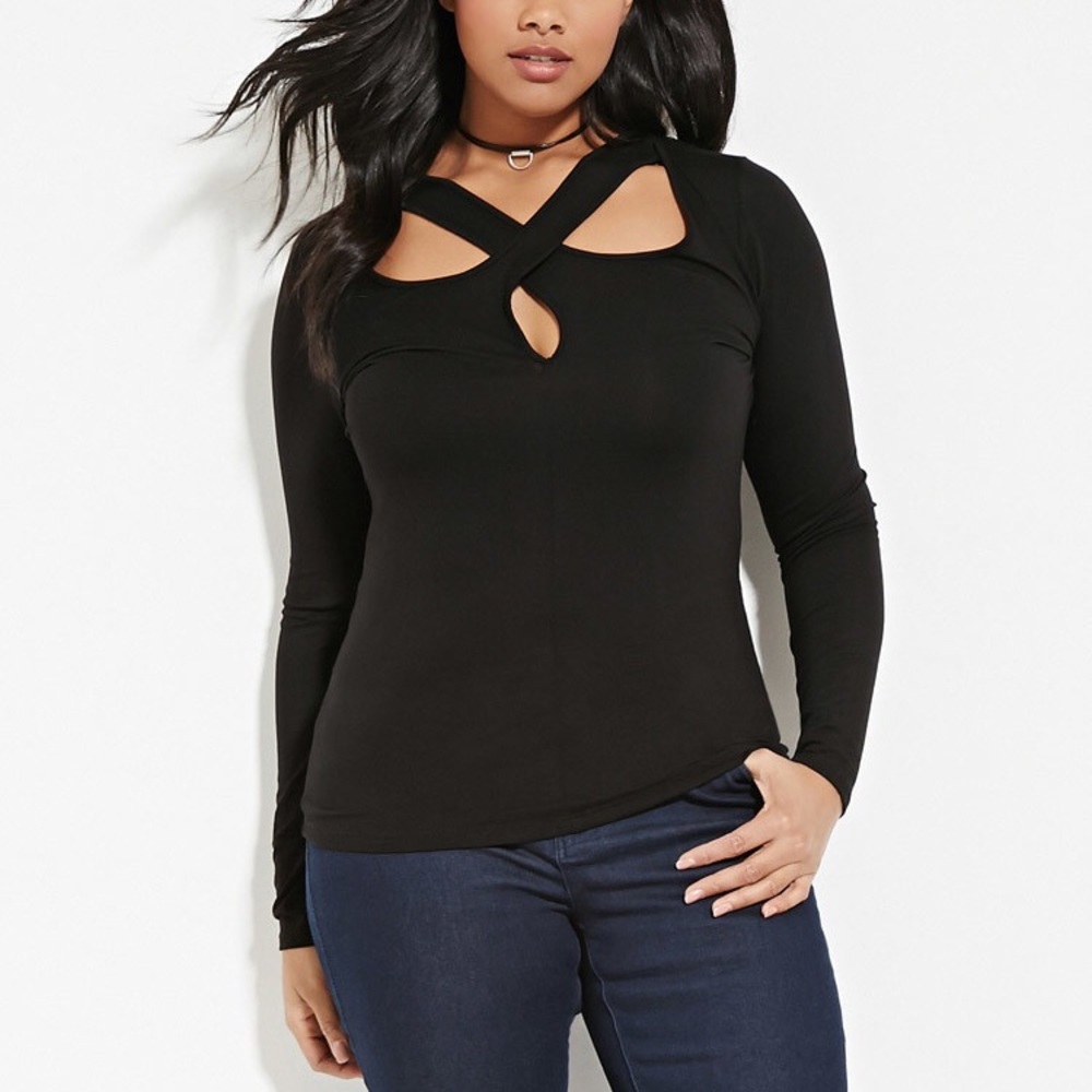PLUS SIZE CUTOUT FRONT TOP